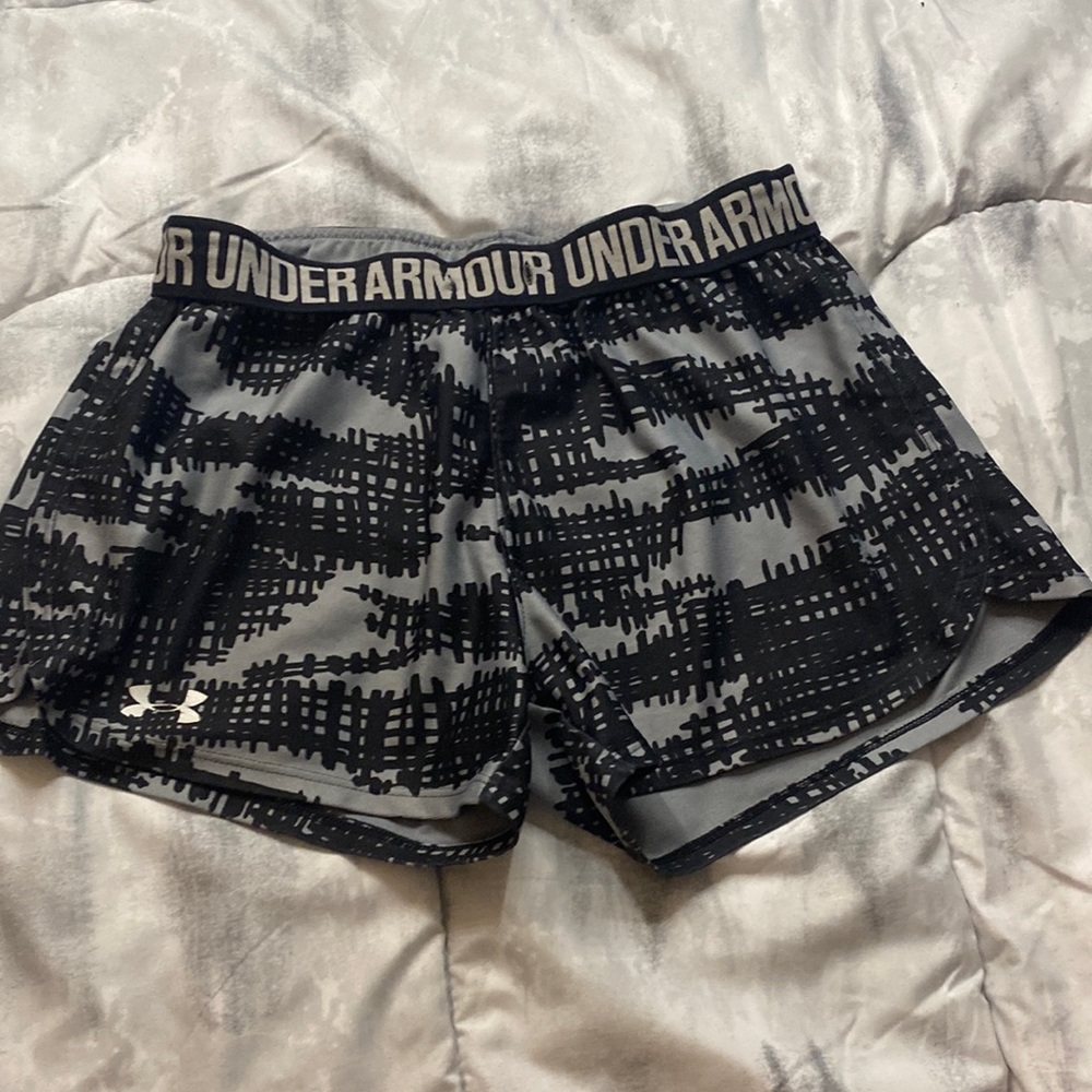 black and grey active under armour shorts